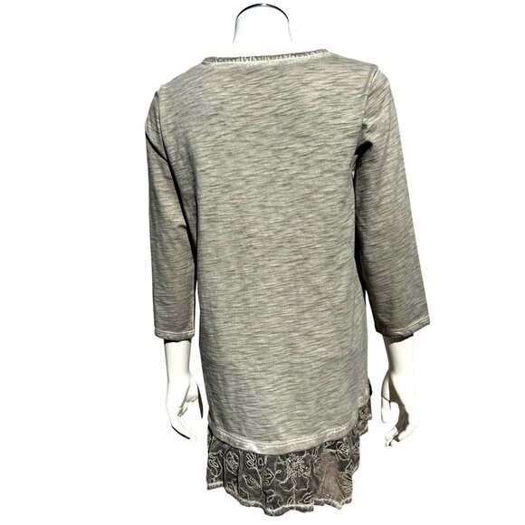 Chicos Olive Green Gray Blouse Top Embroidered Lace Hem Scoop Neck Blouse Size 3 - Picture 3 of 11